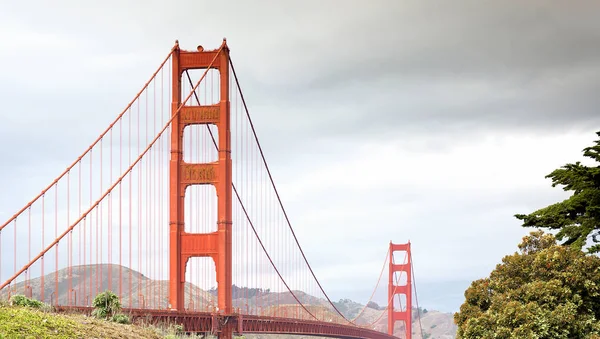 Golden Gate Bridge w deszczowy dzień — Zdjęcie stockowe