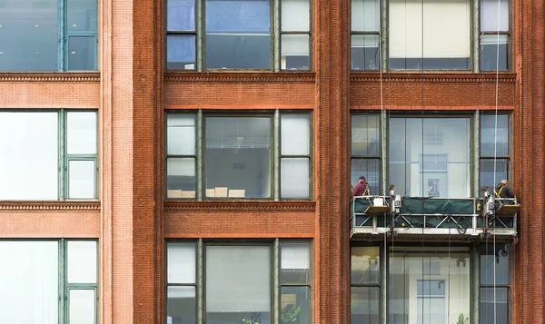 Workers washing windows — Stock Photo, Image