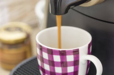 bir makineden taze kahve