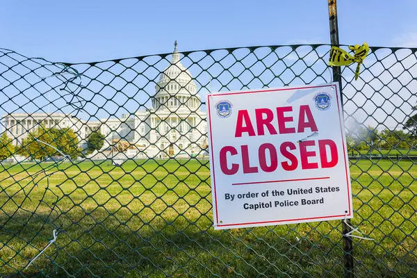 US Capitol kertben kerített távoli. Terület zárt jele — Stock Fotó