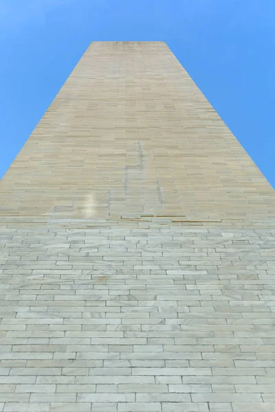 Монумент Вашингтона знизу — стокове фото