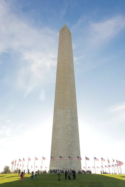 Washington Monument and circle of flags — Stock Photo, Image