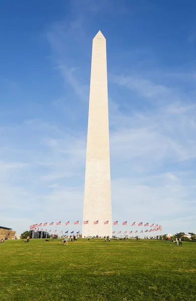 Monumento de Washington y el círculo de banderas — Foto de Stock