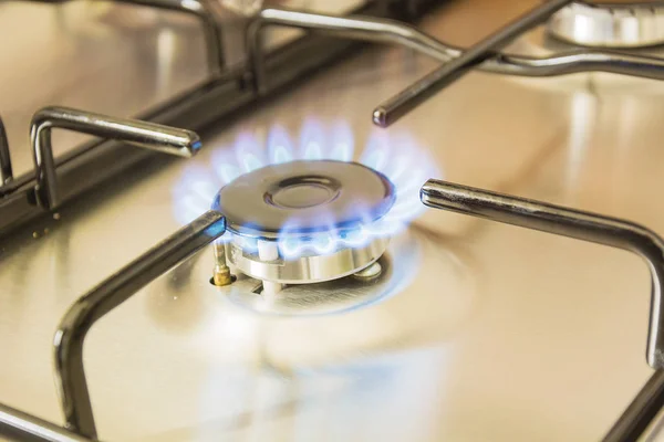 Gás queimando de um fogão — Fotografia de Stock