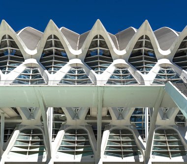 tekrarlayan kemerli fütüristik modern bina