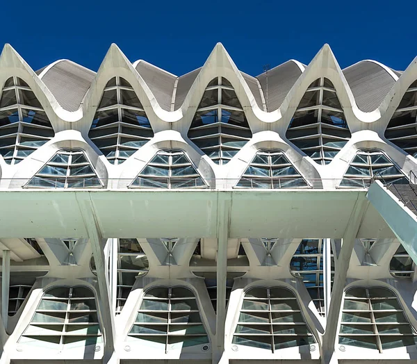 Edifício moderno futurista com arcos repetitivos — Fotografia de Stock