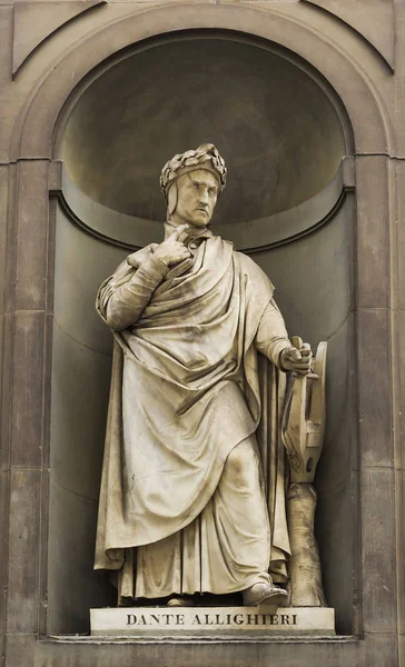 Статуя Dante Аліг'єрі — стокове фото