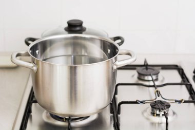 Paslanmaz çelik gaz sobası üzerinde pot pişirme