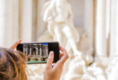 kadın alarak fotoğraf için Roma'daki Trevi Çeşmesi