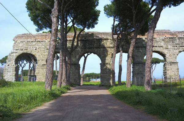 Parco degli acquedotti a lo largo de la Vía Apia en Roma —  Fotos de Stock