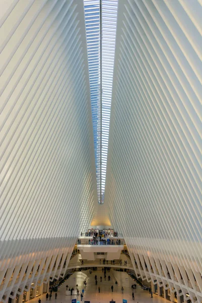 Interior do Oculus de Santiago Calatrava, Fulton Street Station, na parte inferior de Manhattan . — Fotografia de Stock