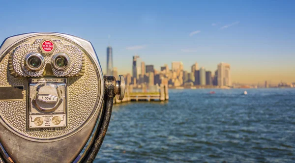 Nahaufnahme von Tower Viewer Ferngläsern mit verschwommenem New York City s — Stockfoto