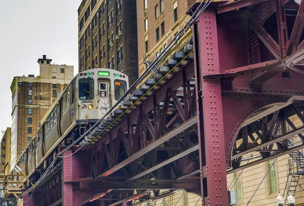 Tren que se mueve en Chicago metro elevado — Foto de Stock