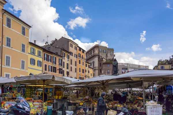 Mercato tradizionale Campo de Fiori a Roma — Foto Stock