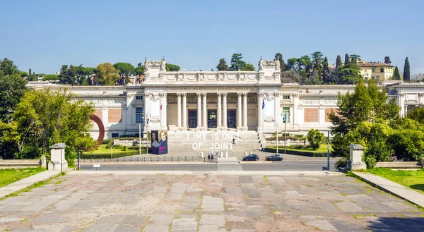 Vista frontal de la Galleria Nazionale d 'Arte Moderna en Roma — Foto de Stock
