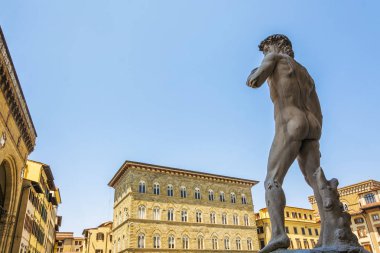 Michelangelo'nun David heykeli ayakta Palazzo Vec önünde