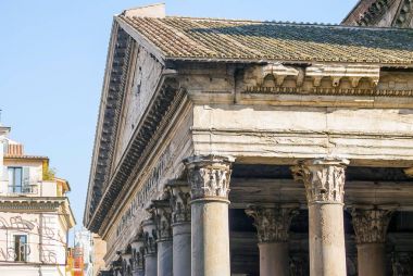 Pantheon alınlığın latin yazıt ile yakın çekim