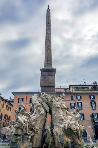 Fontana dei Quattro Fiumi in Piazza Navona, Roma, Italia — Foto Stock