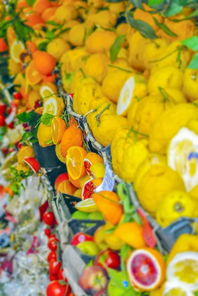 Naranjas, limones y otros cítricos en un mercado siciliano —  Fotos de Stock