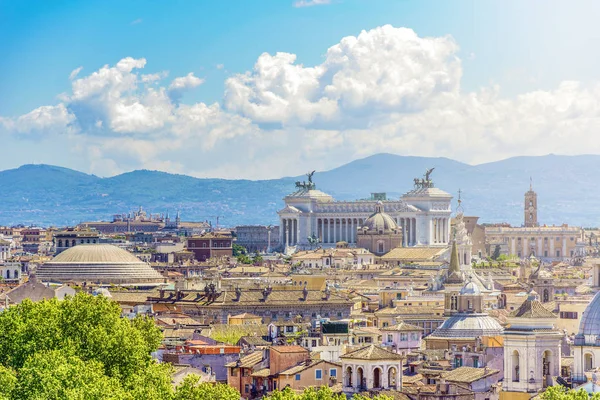 罗马与山丘山，Vittoriano 的全景视图和 — 图库照片