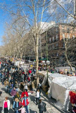 Olay yerinden El Rastro bit pazarı Madrid