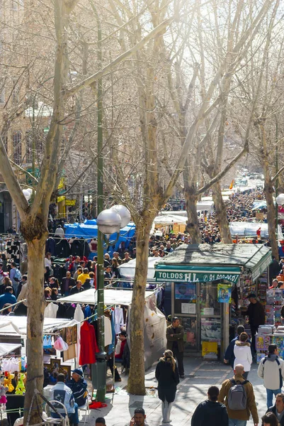 Scena del mercato delle pulci El Rastro a Madrid — Foto Stock