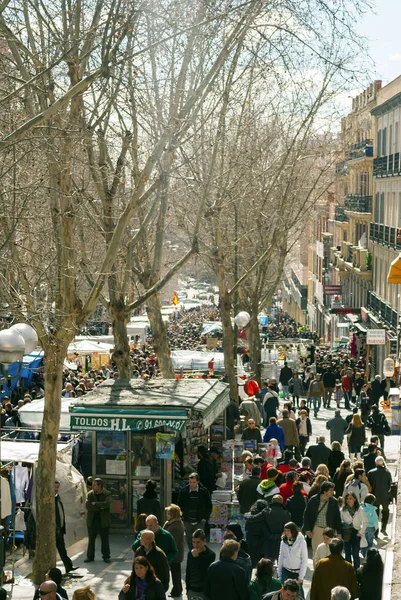 Scena del mercato delle pulci El Rastro a Madrid — Foto Stock