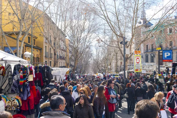 Scéna z El Rastro bleší trh v Madridu — Stock fotografie