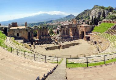 Etna yanardağı mesafe ile Taormina ünlü ve güzel antik Yunan tiyatro kalıntıları