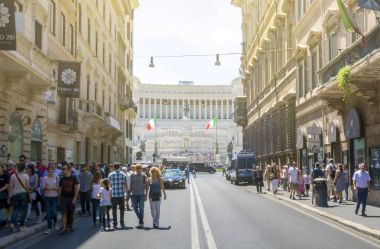 Via Del Corso Vittoriano'ya Anıtı ile yürüyüş insanlar 