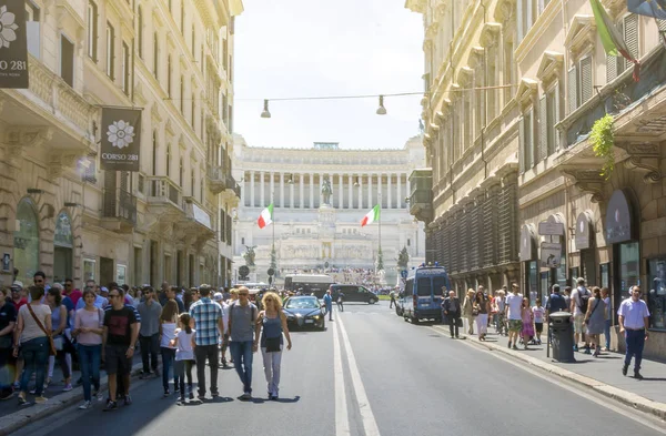 Personnes marchant dans Via Del Corso avec Vittoriano Memorial dans le — Photo