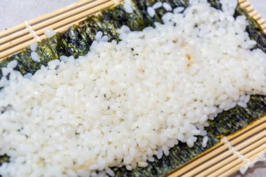 taze pirinç suşi hazırlama