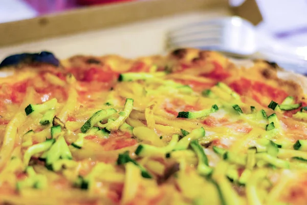 Primo piano di una gustosa pizza di zucchine — Foto Stock