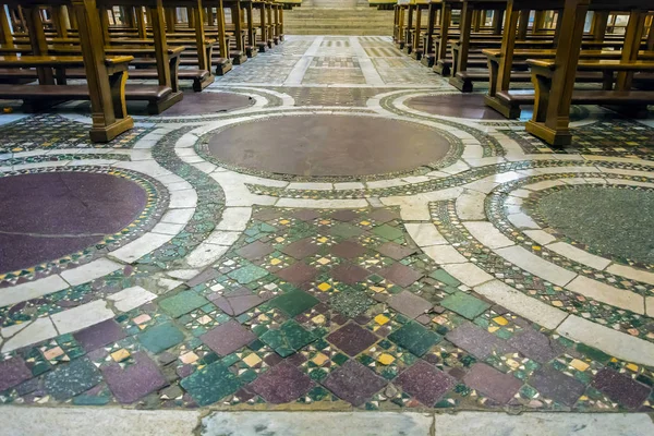 马赛克装饰路面的 Rom 中的教会圣萨巴大教堂 — 图库照片