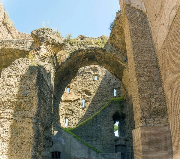 Lázně Caracalla, starobylé ruiny římského veřejného thermae — Stock fotografie