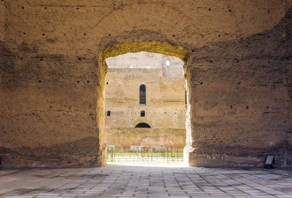 Lázně Caracalla, starobylé ruiny římského veřejného thermae — Stock fotografie