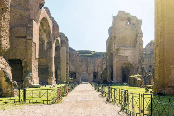 Lázně Caracalla, starobylé ruiny římského veřejného thermae — Stock fotografie