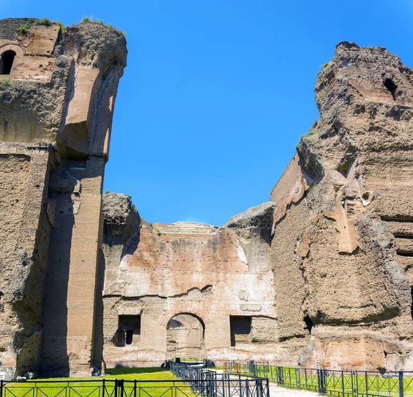 Lázně Caracalla, starobylé ruiny římského veřejného thermae — Stock fotografie