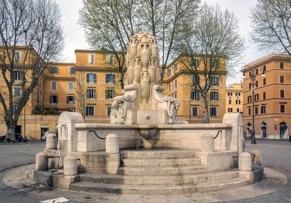 フォンタナ ・ デッレ ・ ローマ、イタリアの Anfore (、アンフォラの泉) — ストック写真