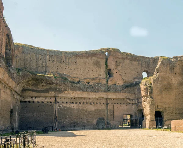 Lázně Caracalla, starobylé ruiny římského veřejného thermae — Stock fotografie