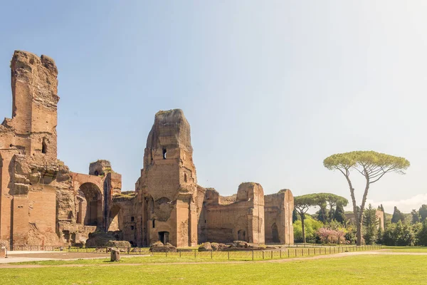 Banhos de Caracalla, ruínas antigas de termas públicas romanas — Fotografia de Stock