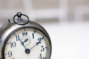 Beyaz arkaplandaki eski saat