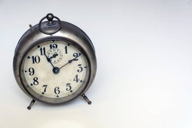 Beyaz arkaplandaki eski saat