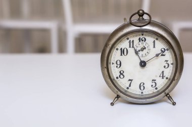 Beyaz arkaplandaki eski saat