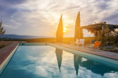 günbatımı üzerinde bir Havuzu