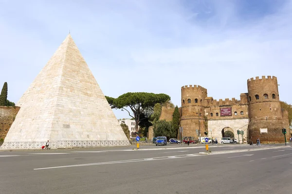 Piramide di Caio Cestio e Porta San Paolo a Roma — Foto Stock