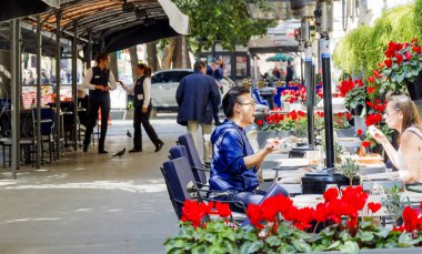 Müşteri ve Via Venet ünlü Doney barda rahatlatıcı turist