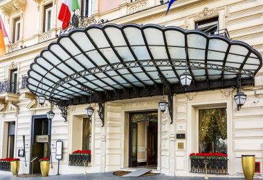 Regina Hotel Baglioni, Roma ana girişi