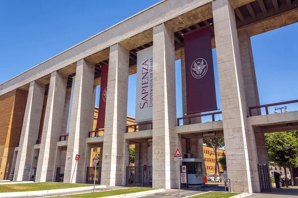 Entrada principal de la Universidad Sapienza de Roma — Foto de Stock