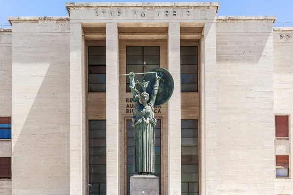 Estatua de Minerva en la Universidad de Sapienza, Roma — Foto de Stock
